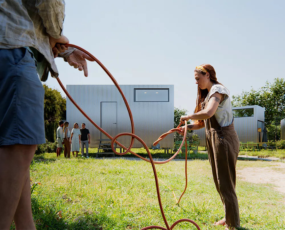 Жителі монтують навіси